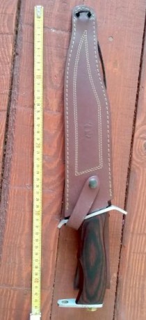 Hola.
Pongo a la venta este cuchillo fabricado en Albacete, marcado Andújar, réplica del cuchillo de la 00