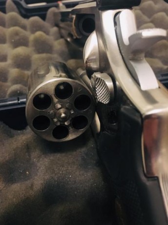   VENDIDO    VENDO REVOLVER SMITH & WESSON 686. PRECIO 400€ 

Cañón de 6" diseñado para disparar 12