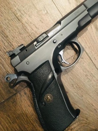 VENDIDA   VENDIDA  Pistola CZ BRENO 9 mm parabelum. 
450€. 
Gatillo ajustado para precisión. 2cargadores. 10