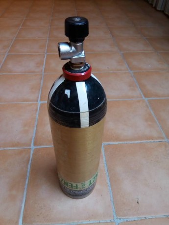 Se vende botella de aire comprimido 6 lts. 300 bar
De aluminio con refuerzo de fibra.
La válvula se le 02