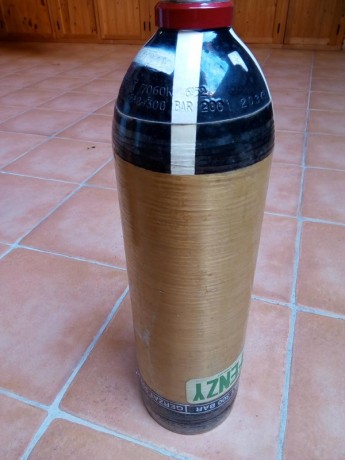 Se vende botella de aire comprimido 6 lts. 300 bar
De aluminio con refuerzo de fibra.
La válvula se le 01
