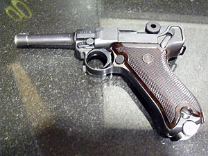 Se vende Luger P08 Krieghoff.

El arma viene con un cargador, la numeración del cargador no coincide con 60