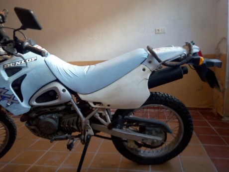 Vendo hyosung xrx 125 cc, perfecta como primera moto para aprender, es trail, se puede llevar con el carnet 01