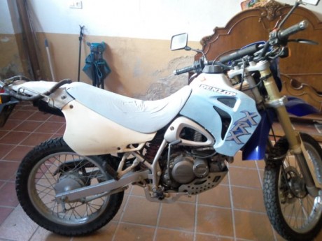 Vendo hyosung xrx 125 cc, perfecta como primera moto para aprender, es trail, se puede llevar con el carnet 10