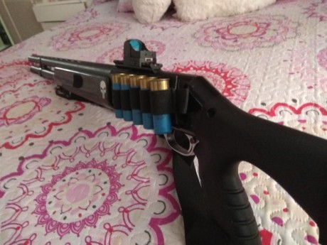 Se vende escopeta semiautomática Fabarm customizada, tiene rail weaver, dispongo de la culata original 00