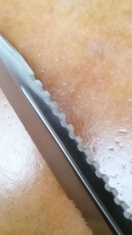 Hola podriais decirme para que sirve la "sierra" roma que lleva este cuchillo en el lomo?

Ademas, 10