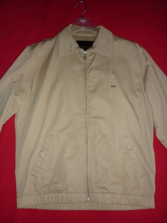 Vendo esta cazadora de algodon comprada esta primavera (PVP 120 euros), color beige y talla 46, es una 02