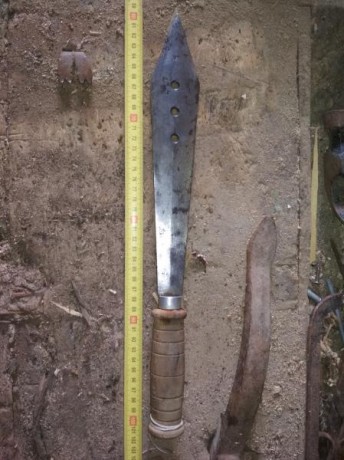 Hola
Un amigo ha encontrdo en su casa este puñal??, bayoneta??
Mide aproximadamente unos 29 cm de hoja, 02
