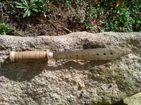 Hola
Un amigo ha encontrdo en su casa este puñal??, bayoneta??
Mide aproximadamente unos 29 cm de hoja, 01