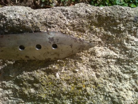 Hola
Un amigo ha encontrdo en su casa este puñal??, bayoneta??
Mide aproximadamente unos 29 cm de hoja, 00