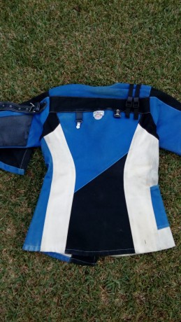 Hola : Me pide un amigo que le ponga en venta un traje completo de tiro de marca ANSCHUTZ  ,chaqueta y 00