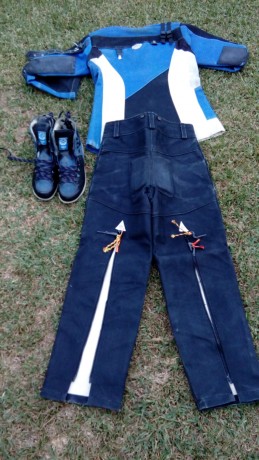 Hola : Me pide un amigo que le ponga en venta un traje completo de tiro de marca ANSCHUTZ  ,chaqueta y 10