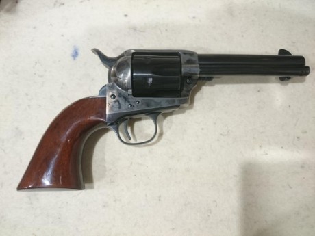 Vendo revolver Uberti del 357 mag 
Esta guiado en F va de fábula y esta nuevo 
300 € negociables y por 01