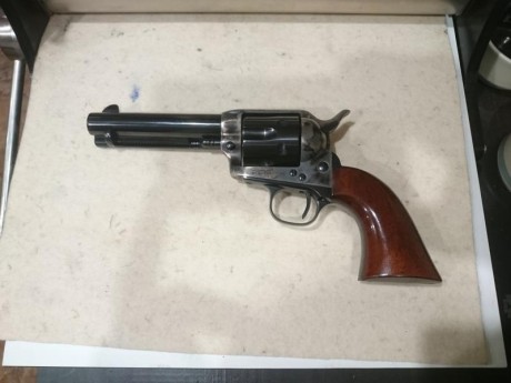 Vendo revolver Uberti del 357 mag 
Esta guiado en F va de fábula y esta nuevo 
300 € negociables y por 00