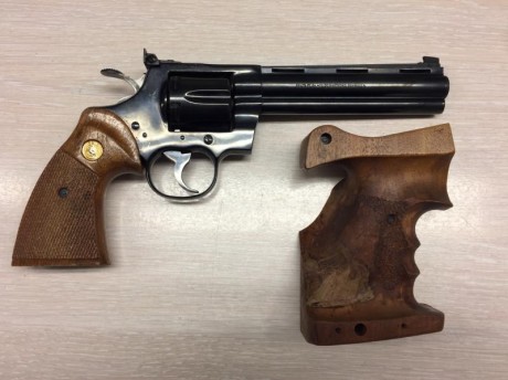 (Anuncio de un compañero)
 Vendo revolver colt Python 357 magnum 6 pulgadas, miras de tiro mas originales, 01