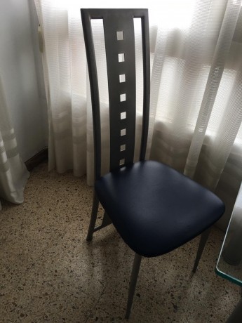 Mesa de cristal y su juego de cuatro sillas de diseño, prácticamente nuevas,por 250 euros,se encuentra 02