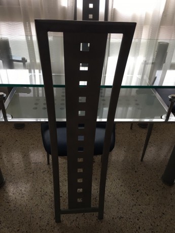 Mesa de cristal y su juego de cuatro sillas de diseño, prácticamente nuevas,por 250 euros,se encuentra 01