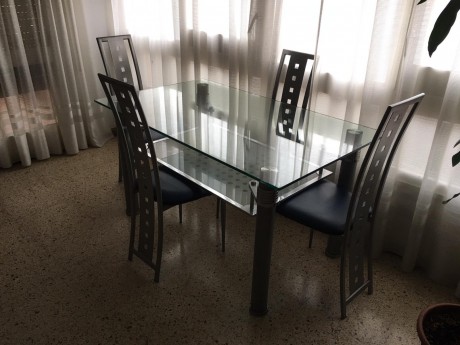 Mesa de cristal y su juego de cuatro sillas de diseño, prácticamente nuevas,por 250 euros,se encuentra 00