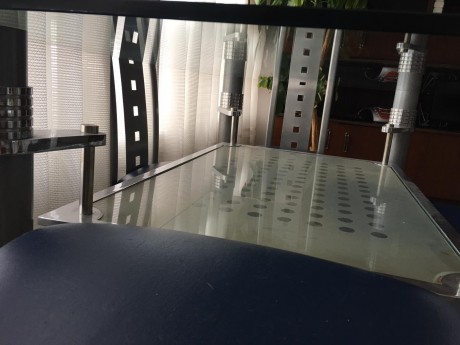 Mesa de cristal y su juego de cuatro sillas de diseño, prácticamente nuevas,por 250 euros,se encuentra 12