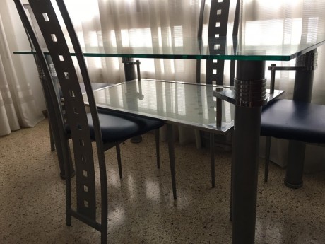 Mesa de cristal y su juego de cuatro sillas de diseño, prácticamente nuevas,por 250 euros,se encuentra 10