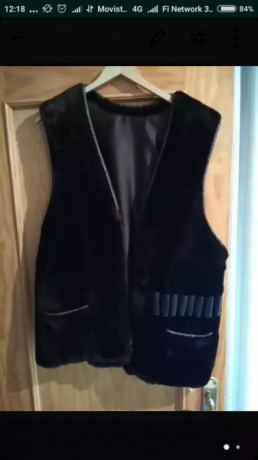 Chaleco piel, creo que visón. Hecho por peletero, con vivos en cuero, bolsillos y canana. Cremallera reforzada.
Forrado, 01