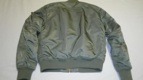 Hola, vendo chaqueta bomber MA-1 VF59 de color sage green original de la marca Alpha Industries. Es de 01