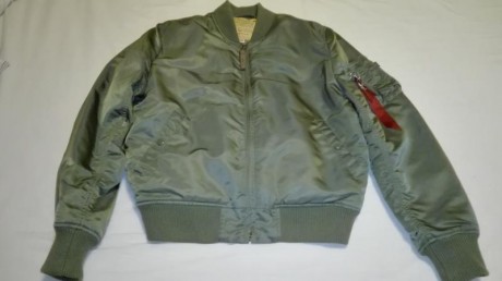 Hola, vendo chaqueta bomber MA-1 VF59 de color sage green original de la marca Alpha Industries. Es de 00