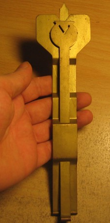 hola el aparato lo compre hace poco, y es de laton y mide unos 20 cm. yo lo tenia visto en algun libro 00