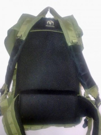 Vendo mochila Phantom verde con sistema MOLLE en toda su superficie, de unos 20  litros de capacidad.
Estado: 00