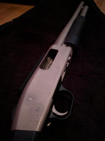 Se vende escopeta de corredera de la marca Mossberg, compatible con cartuchos del 12 y 12.70, modelo mariner 01