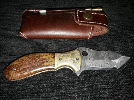 Vendo estas navajas de damasco con sus fundas de piel . Desconozco la marca y modelo. Pido 60€portes incluidosEstan 01
