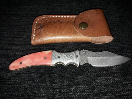 Vendo estas navajas de damasco con sus fundas de piel . Desconozco la marca y modelo. Pido 60€portes incluidosEstan 12