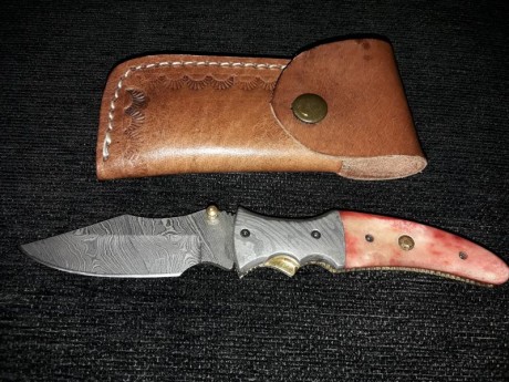 Vendo estas navajas de damasco con sus fundas de piel . Desconozco la marca y modelo. Pido 60€portes incluidosEstan 11