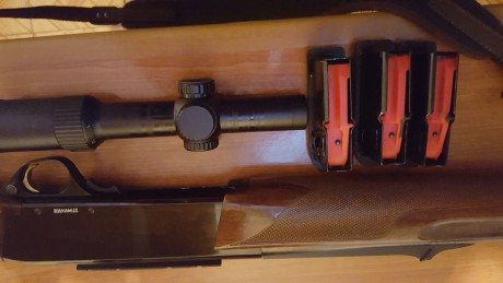 Hola. Un amigo vende este rifle de corredera en calibre 30.06, cañón de 51cm, mas tres cagadores, uno 10
