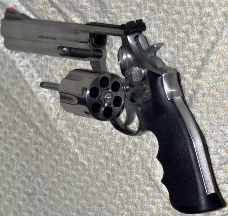 Por dejar el tiro, un amigo me encarga la venta de un Smith&Wesson 686 6" 357 Y 38SP, el arma 11