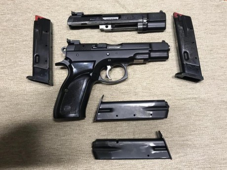 Buenas.
Un compañero de club pone a la venta esta pistola con todo lo que aparece en las fotos.
Lleva 01