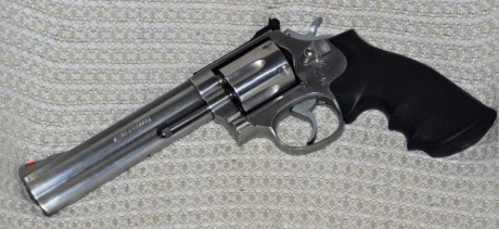 Por dejar el tiro, un amigo me encarga la venta de un Smith&Wesson 686 6" 357 Y 38SP, el arma 20