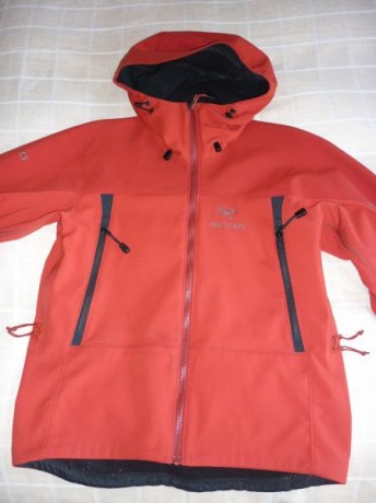 Vendo esta chaqueta en softshell de la casa canadiense Arc'teryx, color rojo y talla M, en muy buen estado, 02