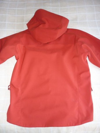 Vendo esta chaqueta en softshell de la casa canadiense Arc'teryx, color rojo y talla M, en muy buen estado, 01
