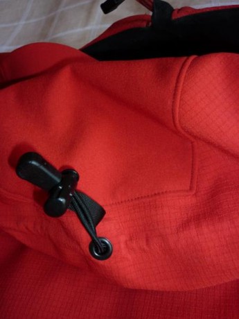 Vendo esta chaqueta en softshell de la casa canadiense Arc'teryx, color rojo y talla M, en muy buen estado, 00