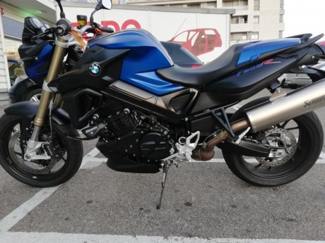 Hola foro.
Vendo mi BMW F800-R. No la empleo prácticamente nada y para que se llene de polvo, pues que 02
