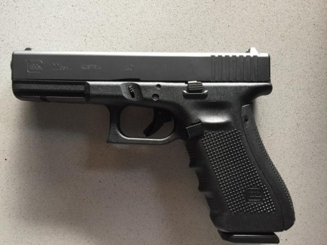 Vendo Glock 22 (GEN 4) del 40SW. 
Único propietario.
2 cargadores de 15 cartuchos + 1 cargador de alta 02