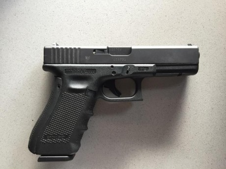 Vendo Glock 22 (GEN 4) del 40SW. 
Único propietario.
2 cargadores de 15 cartuchos + 1 cargador de alta 01