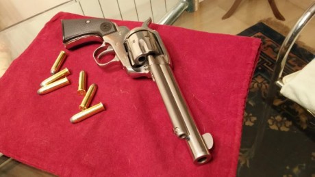 Vendo revolver Ruger New Vaquero inox,5.5 ",cal. 38/357,muy buen estado.no cambios.Saludos. 00