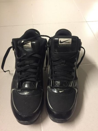 Vendo zapatilla deportivas Nike Shark de la talla 45.
Muy poco uso, están prácticamente nuevas.
Suelen 00