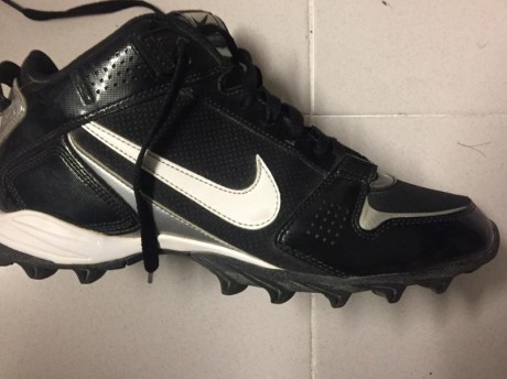 Vendo zapatilla deportivas Nike Shark de la talla 45.
Muy poco uso, están prácticamente nuevas.
Suelen 12