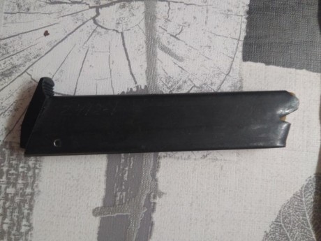 Tengo este cargador de las fotos que me ha parecido tirado por ahí, no sé de qué arma es pero por el tamaño 01