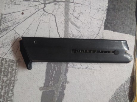 Tengo este cargador de las fotos que me ha parecido tirado por ahí, no sé de qué arma es pero por el tamaño 00