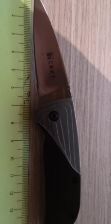 Navaja de pequeño tamaño, 6 cms. de hoja, 14,5 cms. largo total.
Clip para ciinturón.
Mango antideslizante.

Alta 01