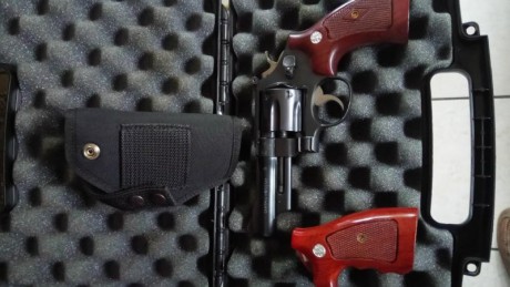 Vendo éste magnífico revólver, en estado impecable y con muy pocos disparos y dos juegos de cachas originales, 02